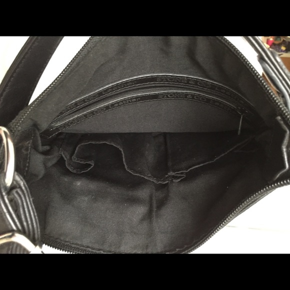 Black cross body purse. Lots of pockets. - Picture 3 of 6